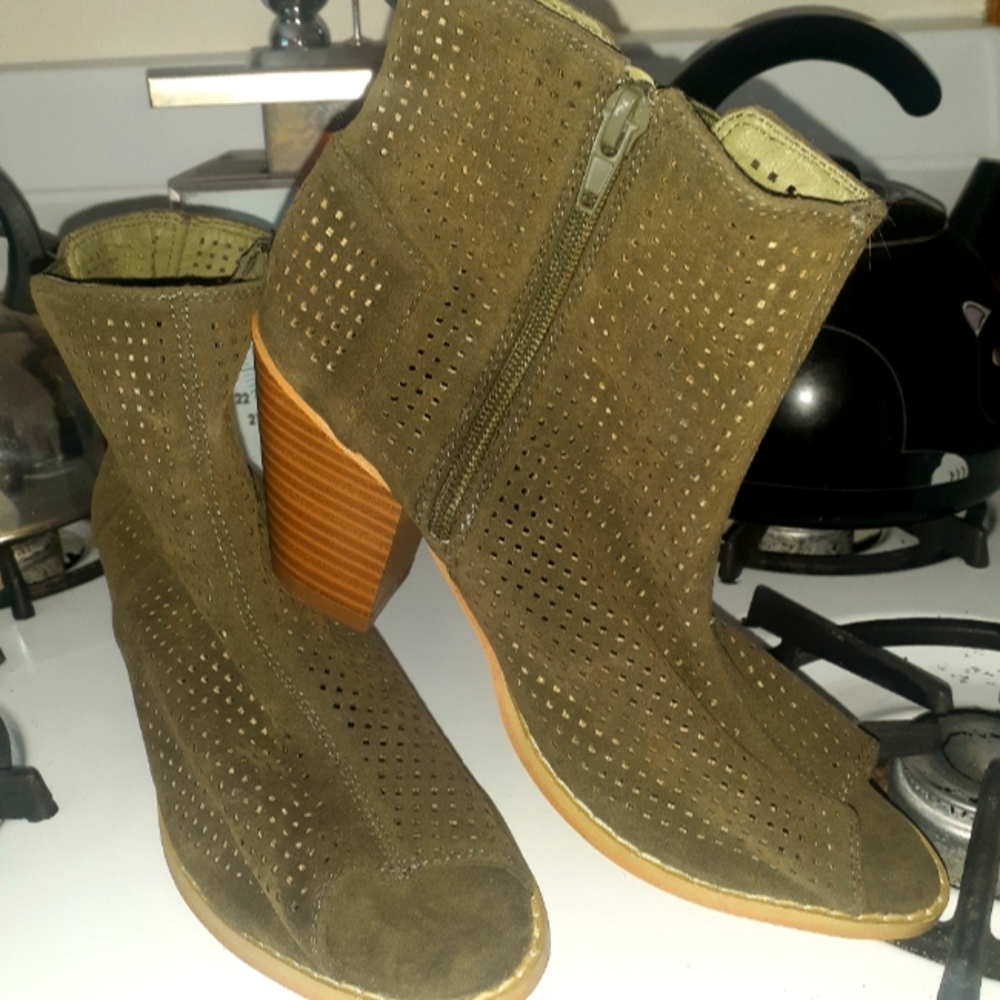 Rue 21 etc! Women's size 7/8 bootie
